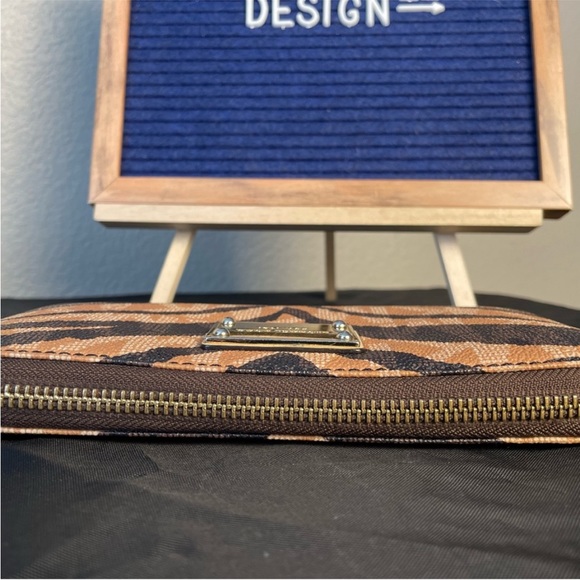 EUC Rare Michael Kors Gold & Black Tiger Strip Wallet - Picture 5 of 6